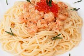 Спагетти с креветками и красной икрой
