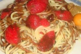 Спагетти с клубникой и шоколадным соусом