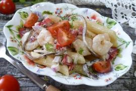Салат с пастой, морской капустой и креветками