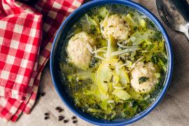 Хамуста – зеленый суп с кубе