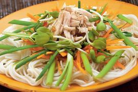 Сычуаньский куриный салат с яичной лапшой