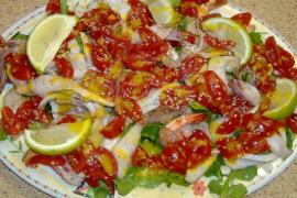 Легкий салат с кальмарами, креветками и помидорами черри
