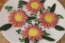 Цветы из сосисок на завтрак