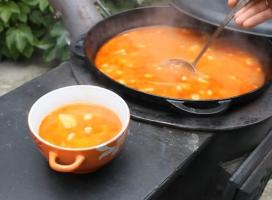 Суп с копченой колбасой и фасолью