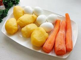 Салат «Венок» из отварной говядины и яиц