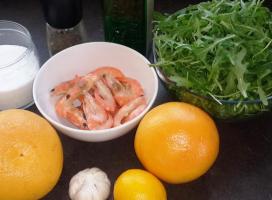 Легкий салат с креветками, рукколой и грейпфрутом