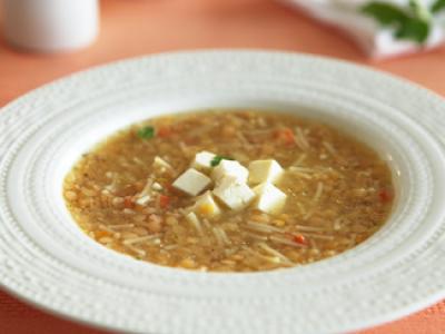 Красный куриный суп с фетой или брынзой