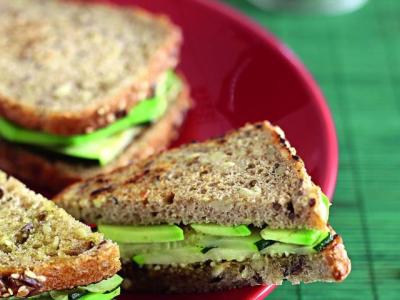 Зеленый веганский сэндвич