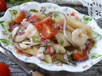 Салат с пастой, морской капустой и креветками