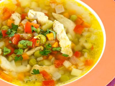 Суп с пряной курицей и овощами