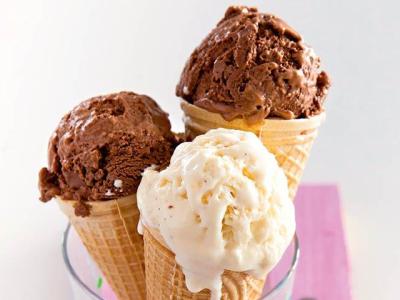 Шоколадное и ванильное сливочное мороженое