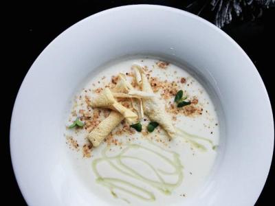Крем-суп из цветной капусты с горгонзолой, копченым миндалем и медом алоэ