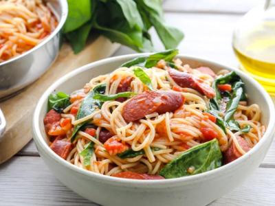 Спагетти с колбасками в томатном соусе
