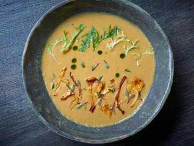 Сливочный крем-суп из лисичек с зеленью
