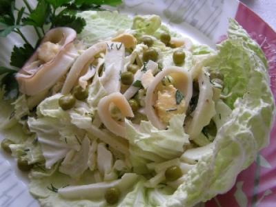 Салат с кальмарами и пекинской капустой Нежность