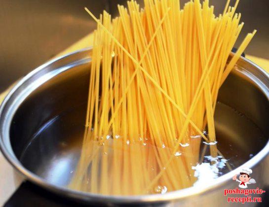 Спагетти с фаршем на сковороде простой рецепт пошаговый