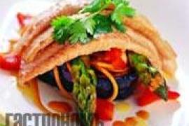 Филе морского языка с тушеными овощами и спагетти