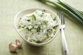 Рис с укропом, чесноком и зеленым луком