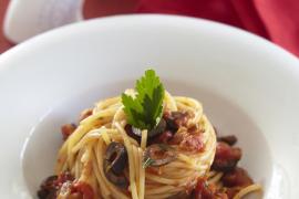 Спагетти с корейкой, маслинами и помидорами