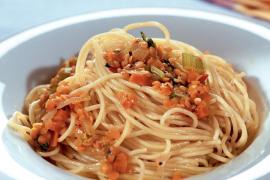Спагетти с соусом из чечевицы