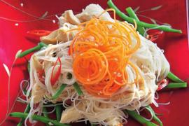 Азиатский салат с курицей и кунжутом