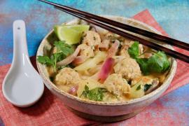 Тайский куриный суп с фрикадельками и лапшой