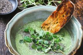 Вегетарианский суп из брокколи с семенами чиа и миндалем