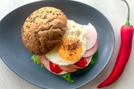 Бургер с яичницей-глазуньей и мясной нарезкой