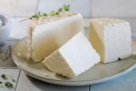 «Яичный» сыр из коровьего молока и сметаны
