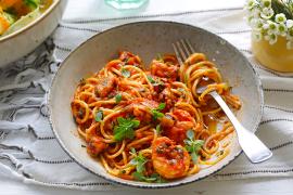 Спагетти с морским коктейлем в густом томатном соусе