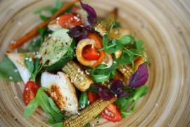 Теплый салат из овощей с кальмарами в паназиатском стиле