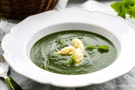 Суп из крапивы, латука и прочей рядом растущей зелени