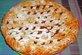 Пирог с яблочно-вишневой начинкой