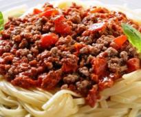 Спагетти с фаршем и помидорами