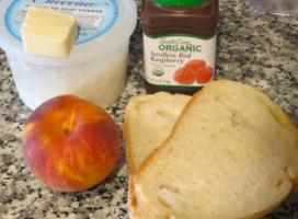 Сэндвич с персиками, козьим сыром и малиновым джемом