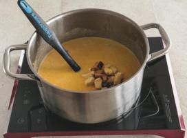 Сырный суп с курицей и грудинкой