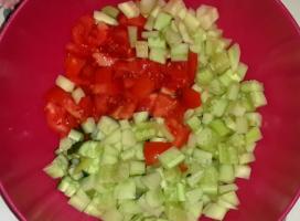 Салат с креветками и летними овощами