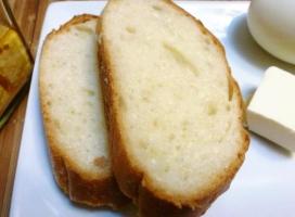 Бутерброд с маринованной брынзой и желтком