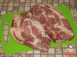 Жареные свиные стейки на сковороде