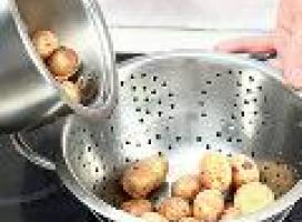 Запеченный в духовке картофель с чесноком и розмарином