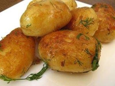 Картофель, обжаренный в кастрюле с чесноком и укропом