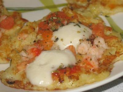 Картофельные оладьи с креветками и моцареллой