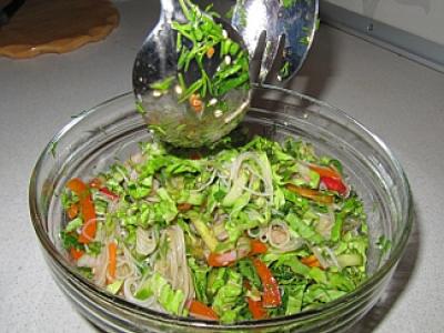 Салат с фунчезой и креветками