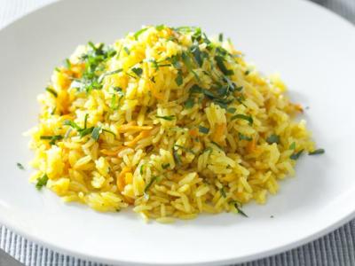 Рис с морковью и луком на сковороде