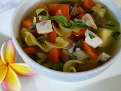 Сытный куриный суп с овощами