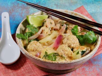 Тайский куриный суп с фрикадельками и лапшой