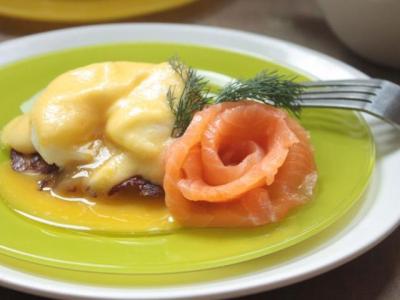 Картофельный драник с яйцом-пашот и голландским соусом