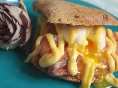 Сэндвич с семгой и яйцом-пашот
