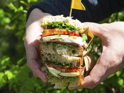Большой сэндвич с салями