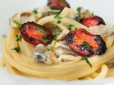 Спагетти, моллюски и помидоры черри на гриле